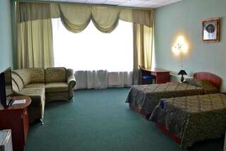 Отель Гостиница Якорь Никополь Улучшенный двухместный номер с 2 отдельными кроватями и видом на море-3